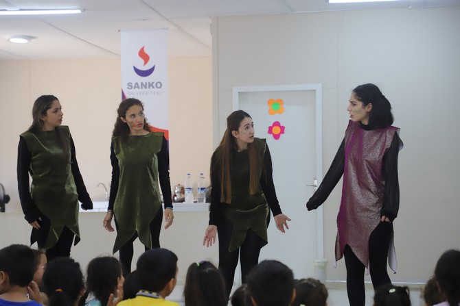 gaziantep-tomurcuklari-projesi-kapsaminda-nurdagi-ve-islahiyede-depremden-etkilenen-cocuklara-sanko-universitesi-tiyatro-kulubu-tarafindan-hazirlanan-kucuk-kara-balik-adli-cocuk-tiyatro-oyunu-sergilendi-3.jpg
