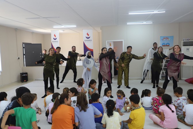 gaziantep-tomurcuklari-projesi-kapsaminda-nurdagi-ve-islahiyede-depremden-etkilenen-cocuklara-sanko-universitesi-tiyatro-kulubu-tarafindan-hazirlanan-kucuk-kara-balik-adli-cocuk-tiyatro-oyunu-sergilendi-4.jpg