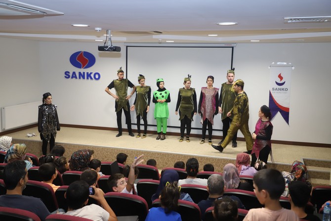 gaziantep-tomurcuklari-projesi-kapsaminda-nurdagi-ve-islahiyede-depremden-etkilenen-cocuklara-sanko-universitesi-tiyatro-kulubu-tarafindan-hazirlanan-kucuk-kara-balik-adli-cocuk-tiyatro-oyunu-sergilendi-5.jpg