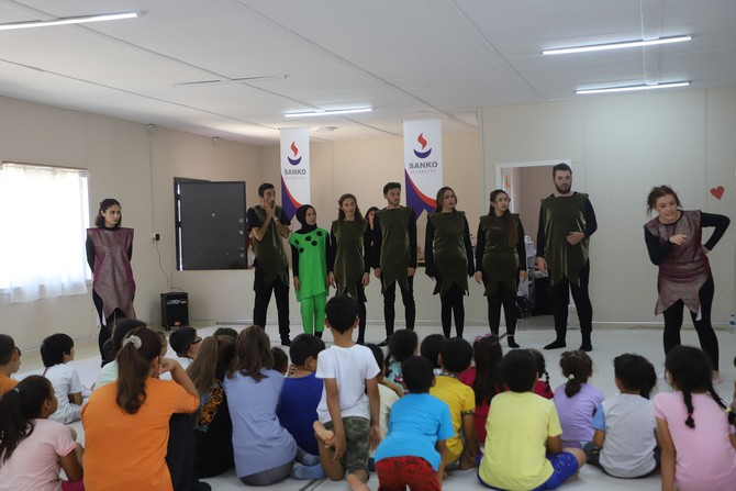 gaziantep-tomurcuklari-projesi-kapsaminda-nurdagi-ve-islahiyede-depremden-etkilenen-cocuklara-sanko-universitesi-tiyatro-kulubu-tarafindan-hazirlanan-kucuk-kara-balik-adli-cocuk-tiyatro-oyunu-sergilendi-6.jpg