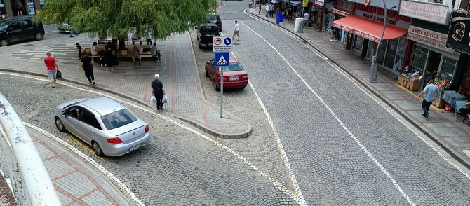 rize-belediyesi-tarafindan-son-4-yil-icerisinde-rize-sehir-ici-trafigini-rahatlatmak-adina-ufak-dokunuslarla-yapilan-bir-takim-yeni-duzenlemeler-olumlu-sonuclar-vermeye-basladi-4.jpg