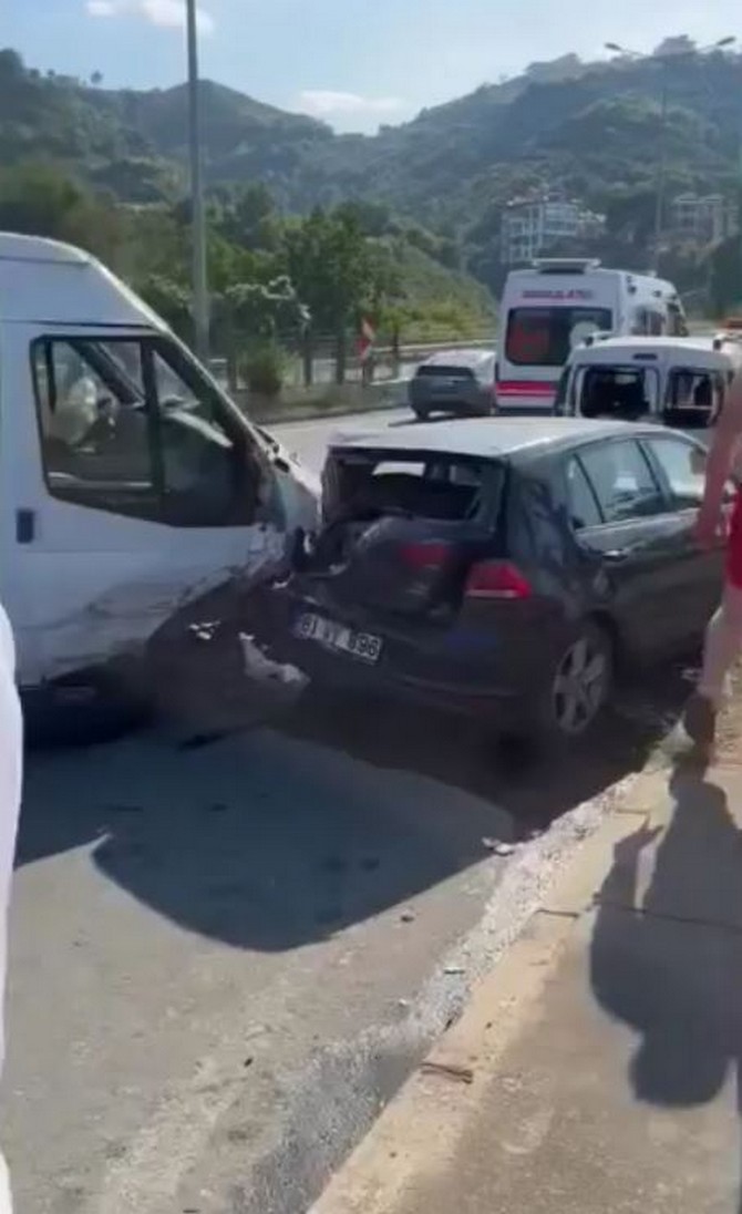trabzonda-minibus-park-halindeki-7-araca-carpti-2-yarali-2.jpg