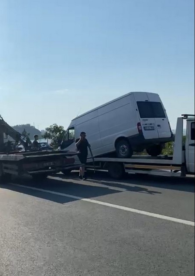 trabzonda-minibus-park-halindeki-7-araca-carpti-2-yarali-4.jpg