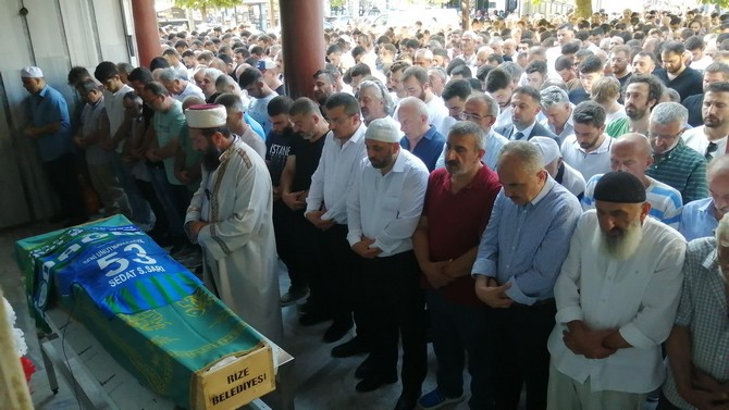 rizede-bicakli-kavgada-hayatini-kaybeden-sedat-semavi-sari-topraga-verildi-3.jpg