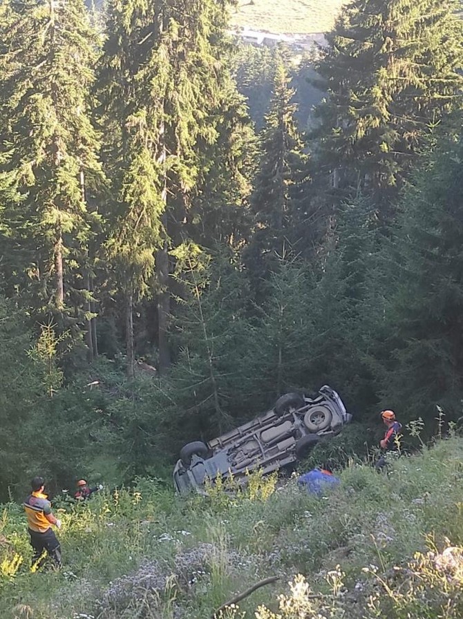 artvinde-istisal-calismasi-sirasinda-kesilerek-yamactan-yuvarlanan-agacin-orman-bolge-mudurlugune-ait-kamyonete-carpmasi-sonucu-1-kisi-oldu-1-kisi-yaralandi-2.jpg