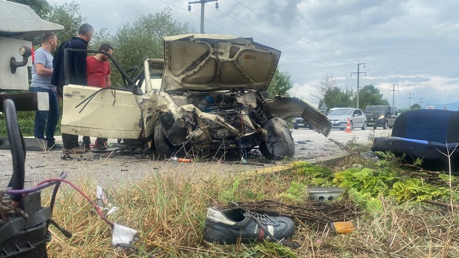 duzce-d-100-karayolu-dongelli-mevkiinde-3-aracin-karistigi-kazada-arac-refuju-gecip-karsidan-gelen-aracla-kafa-kafaya-carpisti-kazada-araclar-hurda-yiginina-dondu-5.jpg