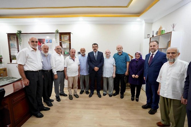 milli-egitim-bakani-prof-dr-yusuf-tekin-rizedeki-programi-kapsaminda-1988-yilinda-mezun-oldugu-rize-anadolu-imam-hatip-lisesini-ziyaret-etti-1.jpg