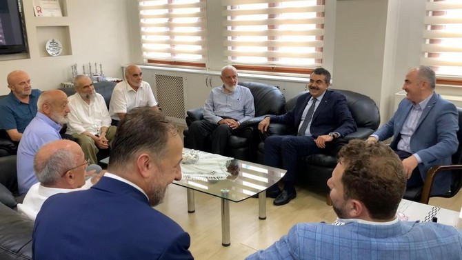 milli-egitim-bakani-prof-dr-yusuf-tekin-rizedeki-programi-kapsaminda-1988-yilinda-mezun-oldugu-rize-anadolu-imam-hatip-lisesini-ziyaret-etti-7.jpg