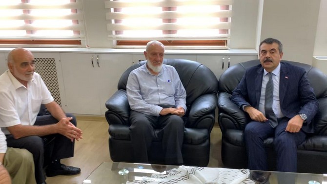 milli-egitim-bakani-prof-dr-yusuf-tekin-rizedeki-programi-kapsaminda-1988-yilinda-mezun-oldugu-rize-anadolu-imam-hatip-lisesini-ziyaret-etti-8.jpg
