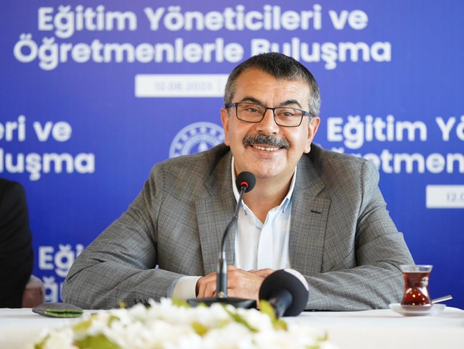 milli-egitim-bakani-yusuf-tekin-rizede-ogretmenlerle-bulustu-1.jpg