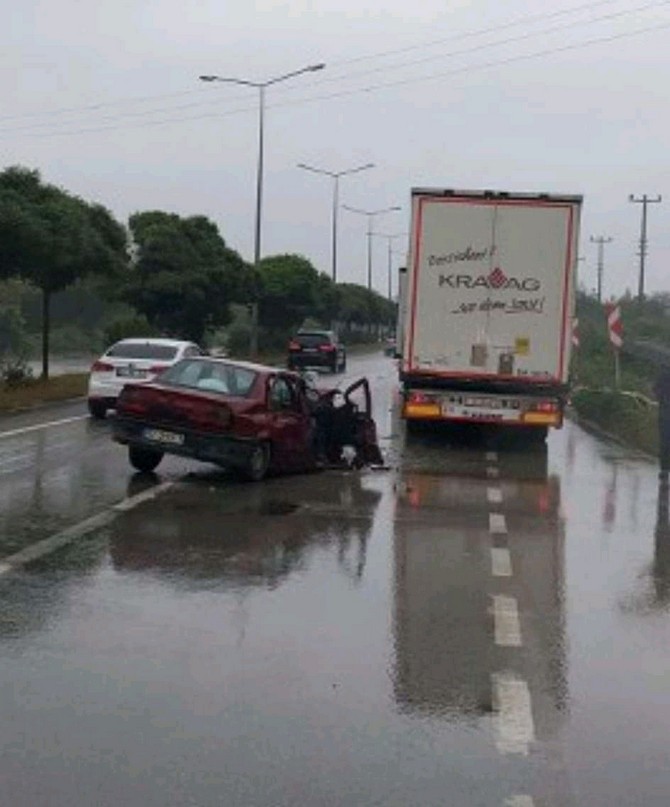samsunda-tir-ile-carpisan-otomobildeki-anne-oldu-esi-ve-cocugu-yaralandi-1.jpg