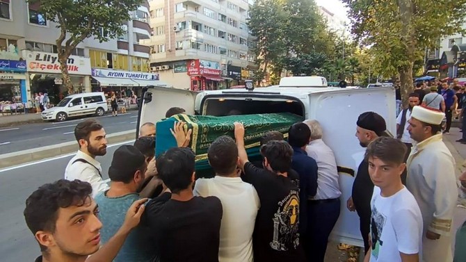 samsunda-serinlemek-icin-girdigi-denizde-bogulan-24-yasindaki-rizeli-ogretmen-halil-azizoglu-son-yolculuguna-ugurlandi-1.jpg