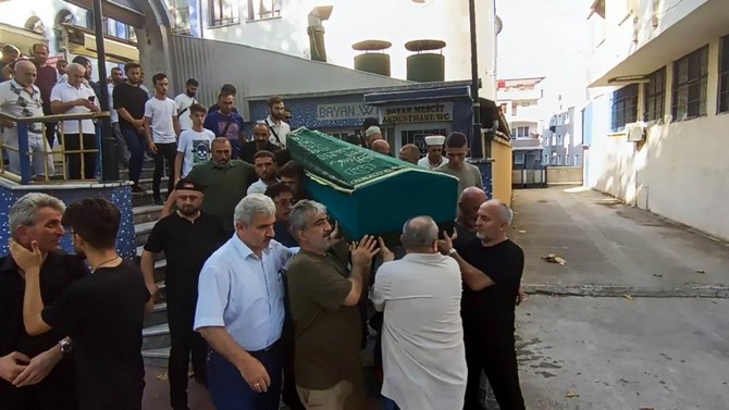 samsunda-serinlemek-icin-girdigi-denizde-bogulan-24-yasindaki-rizeli-ogretmen-halil-azizoglu-son-yolculuguna-ugurlandi-4.jpg