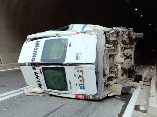 artvinde-minibusun-devrildigi-kazada-11-kisi-yaralandi.jpg