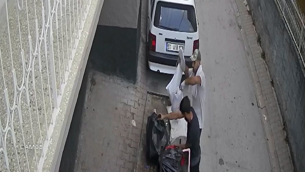 Depremzedenin Eşyalarını Seyyar Satış Arabasına Yükleyip, Çaldılar