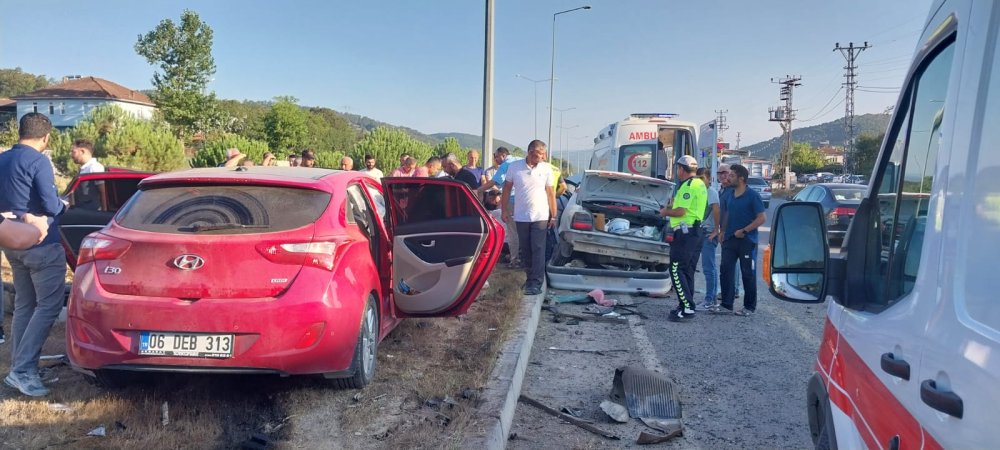 Kavşakta Otomobiller Çarpıştı: 1 Ölü, 7 Yaralı