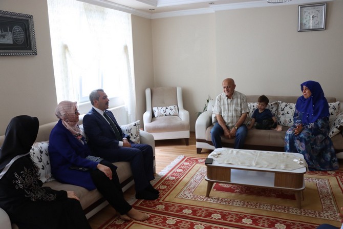 rize-valisi-ihsan-selim-baydas-valilik-gorevine-baslamasinin-ardindan-ilk-ziyaret-programini-sehit-ailelerine-gerceklestirdi-2-001.jpg