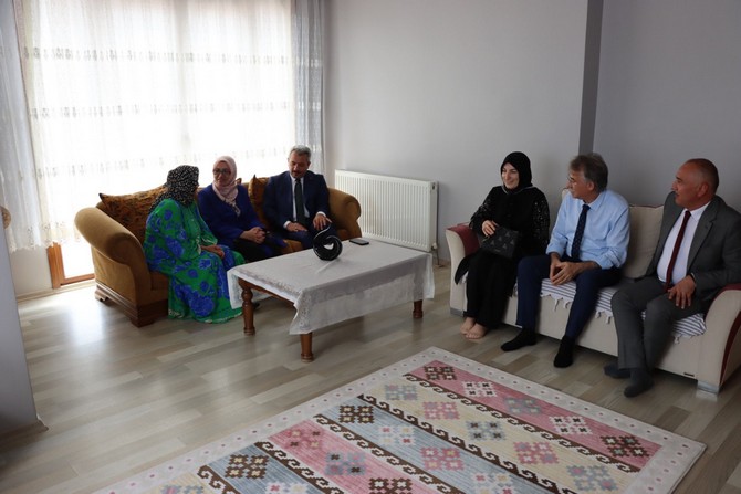 rize-valisi-ihsan-selim-baydas-valilik-gorevine-baslamasinin-ardindan-ilk-ziyaret-programini-sehit-ailelerine-gerceklestirdi-3.jpg