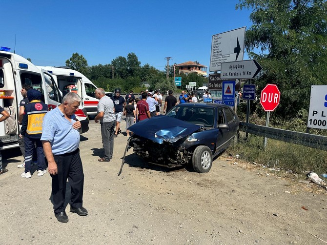 samsunun-carsamba-ilcesinde-hafif-ticari-aracin-yol-kenarindaki-otomobile-carpmasi-sonucu-1i-agir-8-kisi-yaralandi-3.jpg