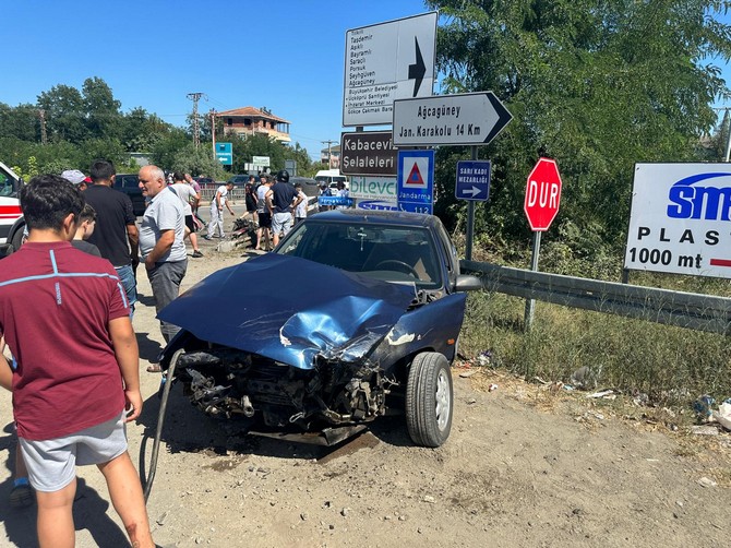 samsunun-carsamba-ilcesinde-hafif-ticari-aracin-yol-kenarindaki-otomobile-carpmasi-sonucu-1i-agir-8-kisi-yaralandi-4.jpg