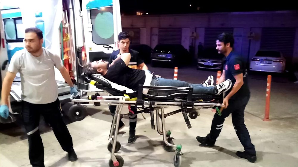 Parkta Oturan 3 Arkadaş, 'Yer Verme' Tartışmasında 10 Kişilik Grubun Bıçaklı Saldırısına Uğradı