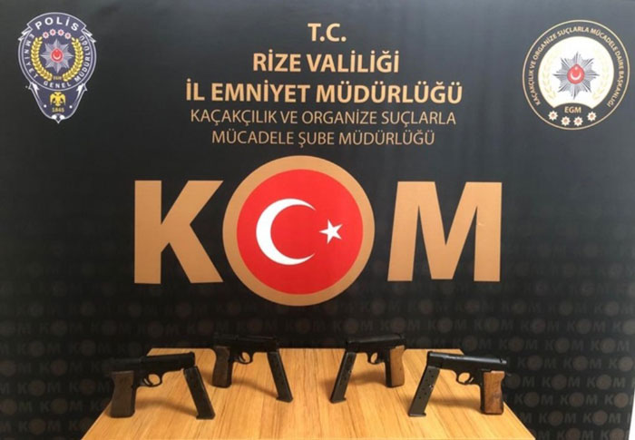 rizede-durdurulan-aracta-ruhsatsiz-tabancalar-ele-gecirildi.jpg