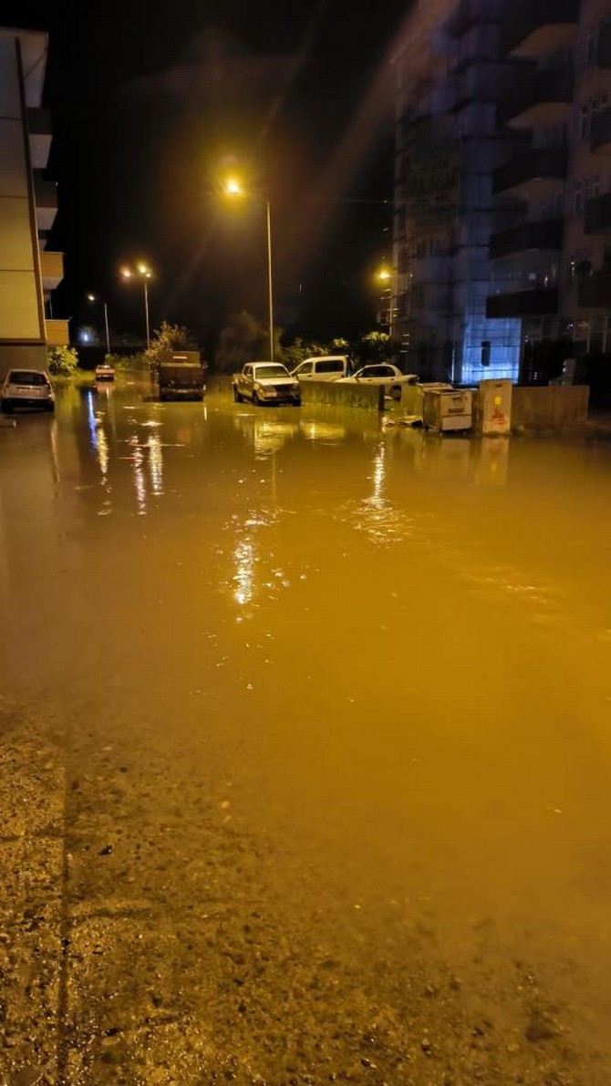 artvinde-gece-etkili-olan-yagmur-arhavi-ilcesinde-su-baskinlarina-neden-oldu-tasan-dereler-nedeniyle-musazade-ve-bogazici-mahallesinin-bazi-bolgelerini-sular-altinda-kaldi-2.jpg
