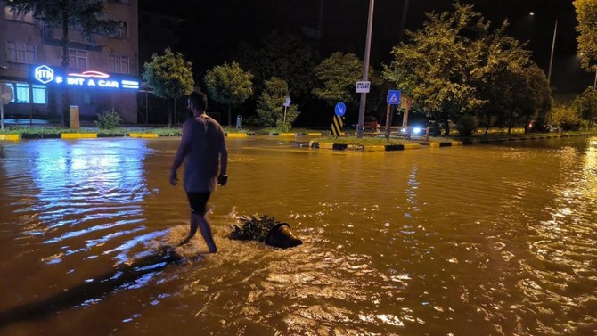 artvinde-gece-etkili-olan-yagmur-arhavi-ilcesinde-su-baskinlarina-neden-oldu-tasan-dereler-nedeniyle-musazade-ve-bogazici-mahallesinin-bazi-bolgelerini-sular-altinda-kaldi-3.jpg