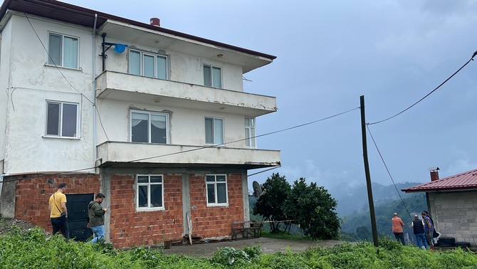 rizede-afad-ekipleri-siddetli-yagis-sonucu-bosaltilan-evlerde-inceleme-yapti-3.jpg