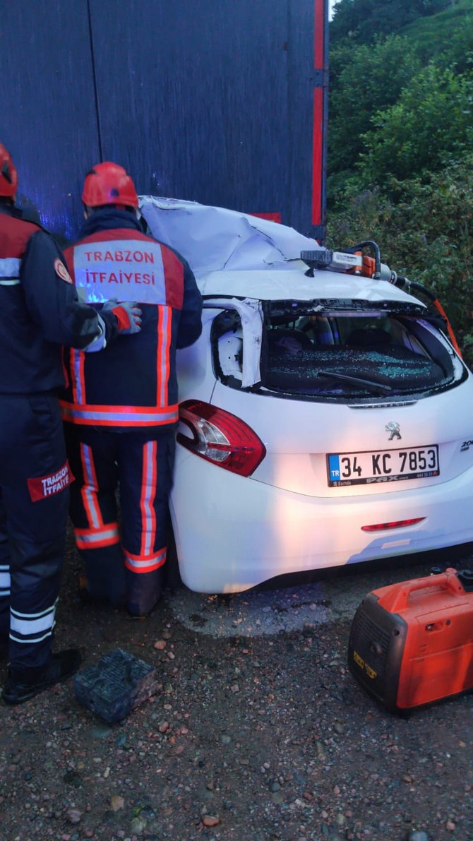 trabzonun-of-ilcesinde-park-halindeki-tira-carpan-otomobildeki-2-kisi-hayatini-kaybetti-4.jpg