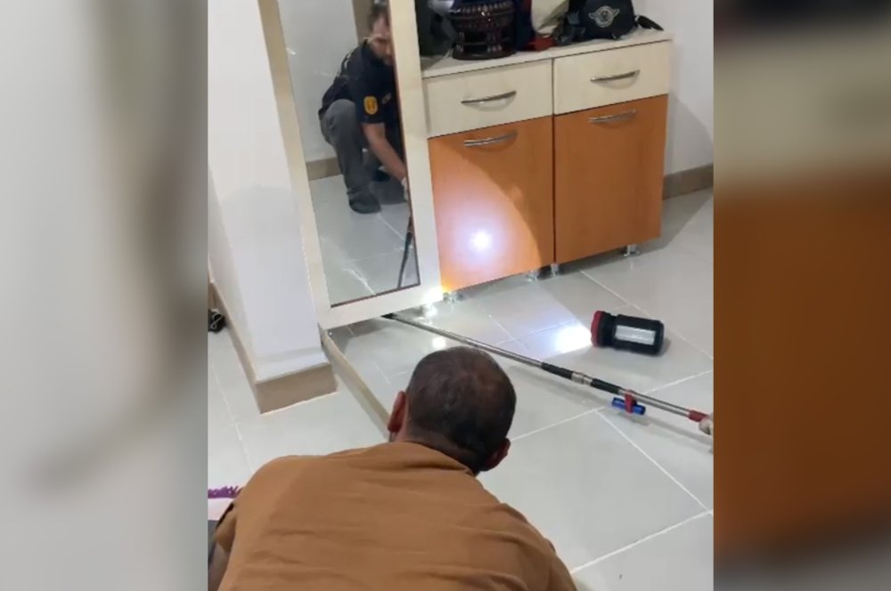 Artvin'de Eve Giren Yılanı İtfaiye Yakaladı