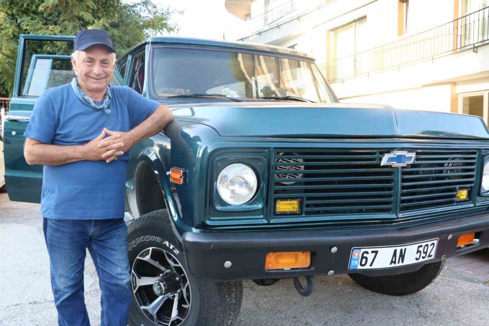 Gören fotoğraf çektirmek istiyor, o ise satılığa çıkarmanın üzüntüsünü yaşıyor