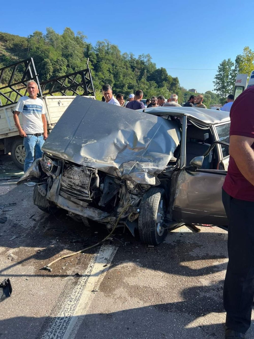 Otomobille Kamyonet Çarpıştı : 1 Ölü