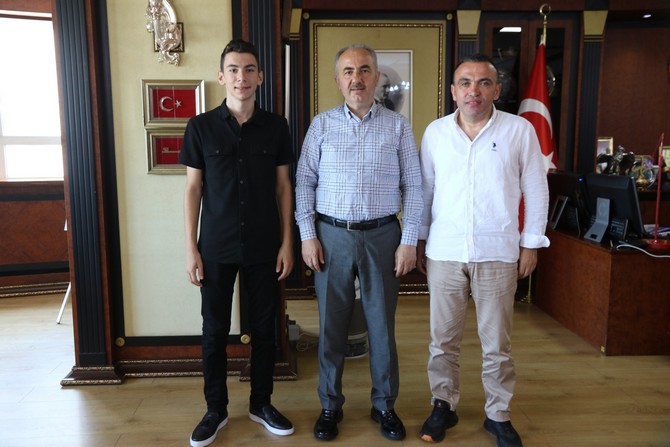 rize-belediye-baskani-rahmi-metin-2023-yili-liselere-gecis-sistemi-lgs-sinavinda-500-tam-puan-alip-turkiye-birincisi-olarak-rizeyi-gururlandiran-alihan-er-ve-beraberinde-babasi-resul-eri-makaminda-1.jpg