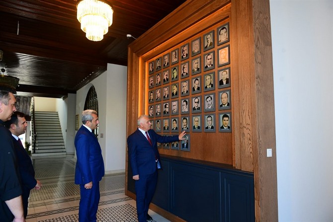 rize-valisi-ihsan-selim-baydas-trabzon-valiligine-atanan-aziz-yildirimi-ziyaret-etti-1.jpg