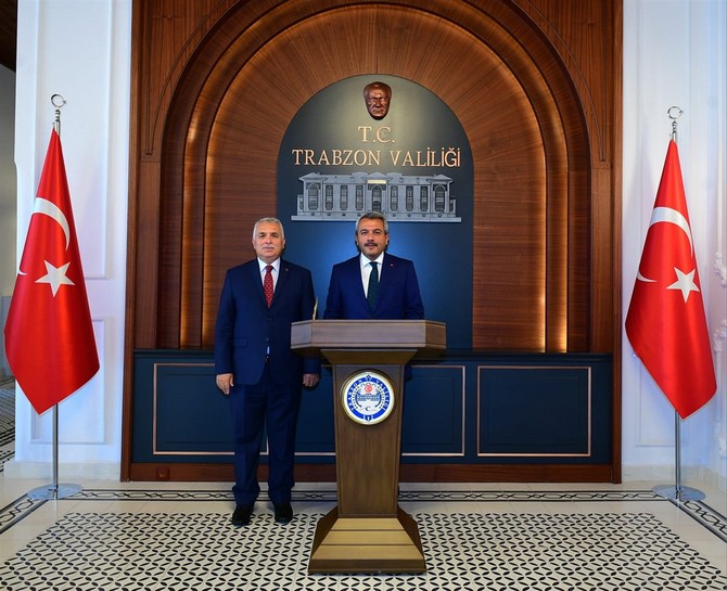 rize-valisi-ihsan-selim-baydas-trabzon-valiligine-atanan-aziz-yildirimi-ziyaret-etti-3.jpg