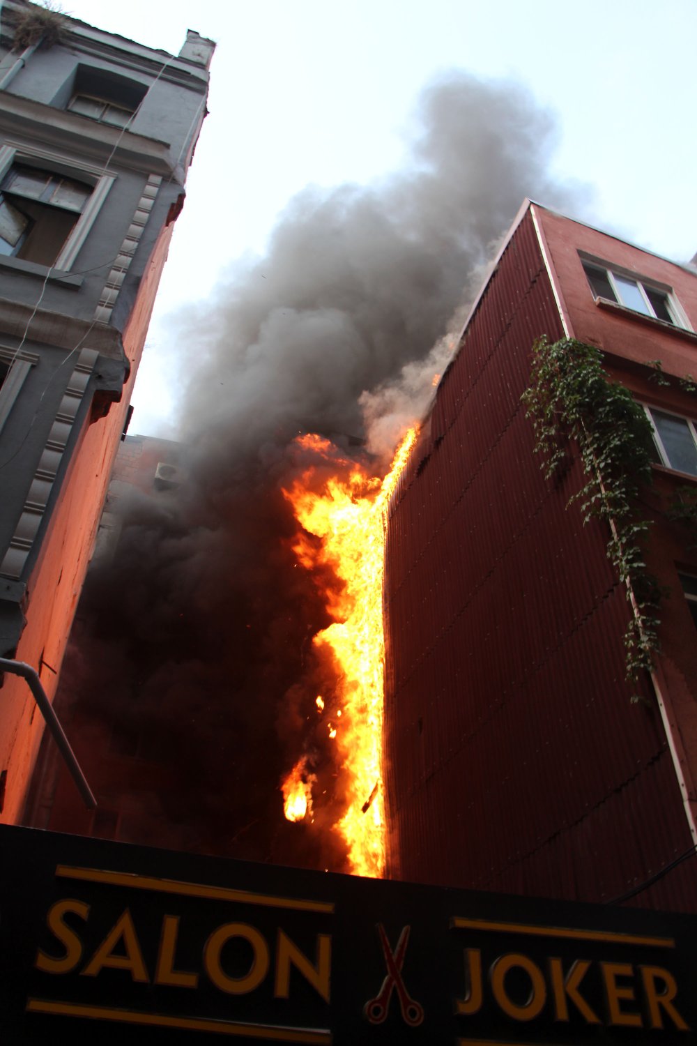 Beyoğlu'nda Otelde Yangın