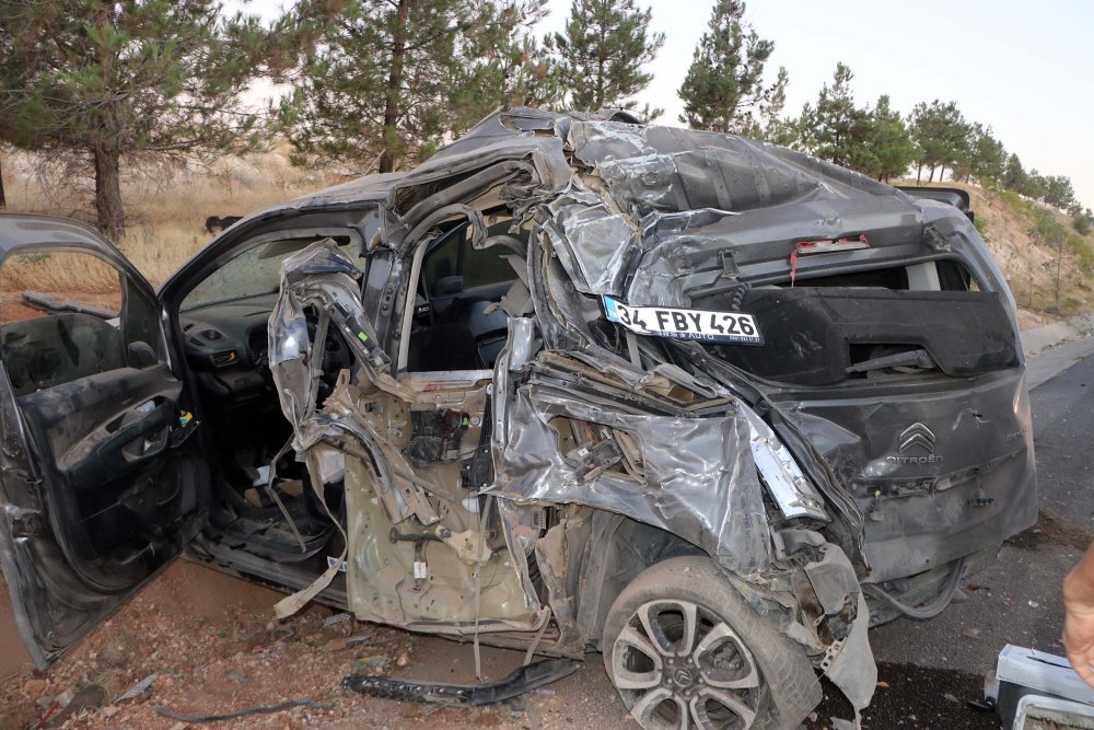 Gaziantep’te Kamyonla Hafif Ticari Araç Çarpıştı: 1 Ölü, 3 Yaralı