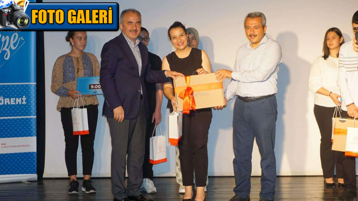 lgs-ve-yksde-rizeden-dereceye-giren-ogrencilere-odulleri-takdim-edildi.jpg