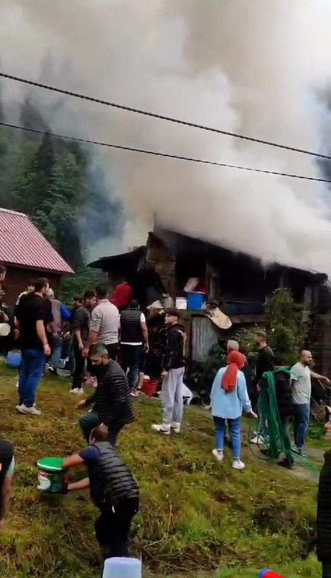 rizenin-dunyaca-unlu-turizm-merkezi-olan-ayder-yaylasinda-bulunan-eski-bir-binada-yangin-cikti-2.jpg