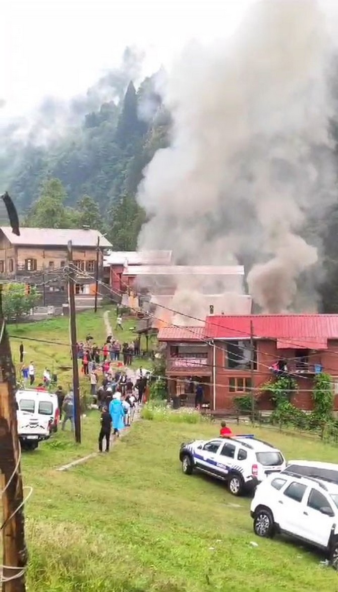 rizenin-dunyaca-unlu-turizm-merkezi-olan-ayder-yaylasinda-bulunan-eski-bir-binada-yangin-cikti-3.jpg