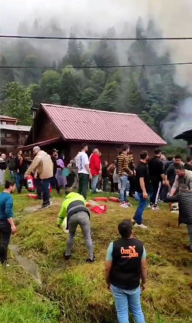 rizenin-dunyaca-unlu-turizm-merkezi-olan-ayder-yaylasinda-bulunan-eski-bir-binada-yangin-cikti-4.jpg