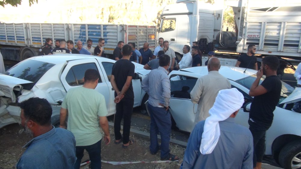 Şanlıurfa'da Tır'ın 8 Aracın Arasına Daldığı Kazada Ortalık Savaş Alanına Döndü: 5 Yaralı