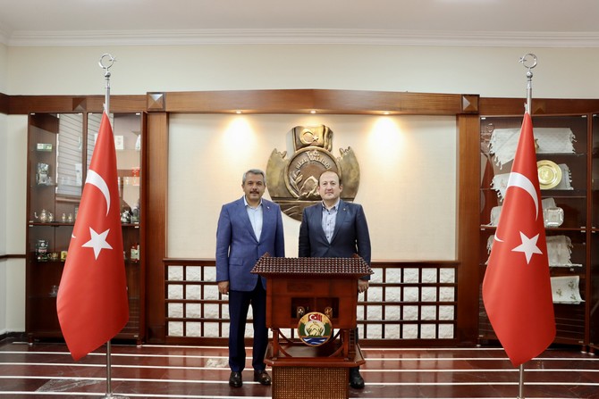 mersinin-rizeli-valisi-ali-hamza-pehlivan-rize-valiligine-atanan-ihsan-selim-baydasa-hayirli-olsun-ziyaretinde-bulundu-2.jpg