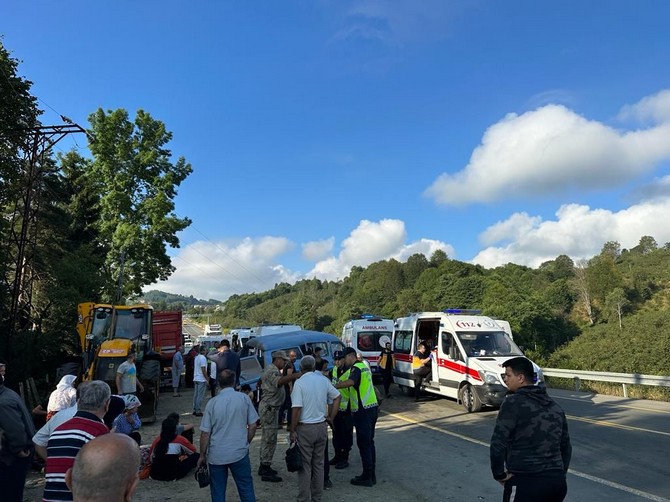 orduda-tali-yoldan-ana-yola-cikarken-arizalanip-duran-minibuse-baska-bir-minibus-carpti-findik-iscilerini-tasiyan-her-iki-aracta-15-kisi-yaralandi-5.jpg