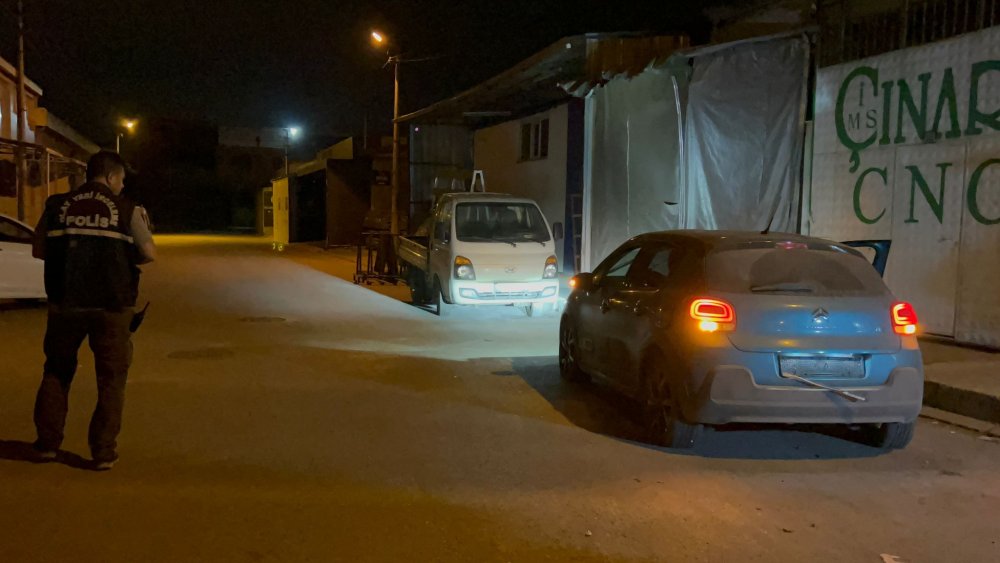 Çalıntı Otomobile Çalıntı Plaka Takan Şüpheli, Aracı Polisin Üzerine Sürdü; O Anlar Kamerada