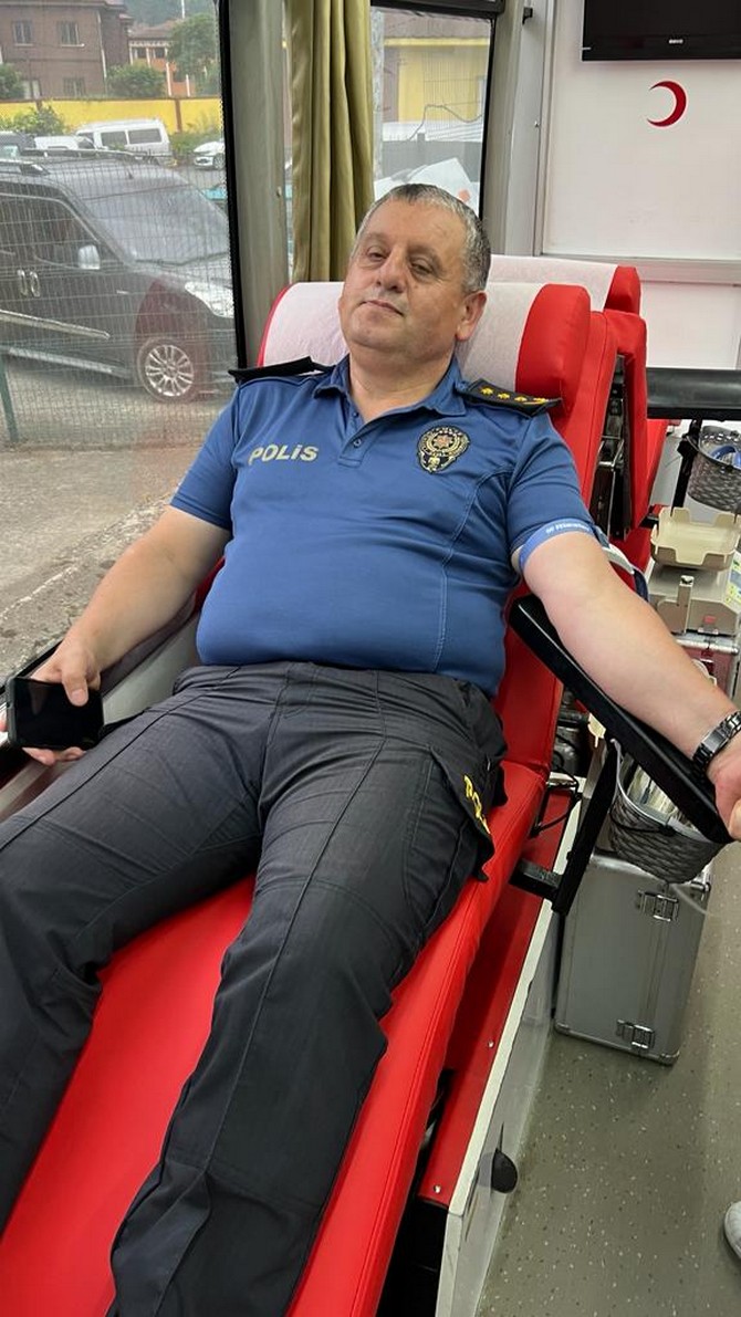 emniyet-muduru-zengin-caykur-iscileriyle-birlikte-kan-bagisladi-2.jpg
