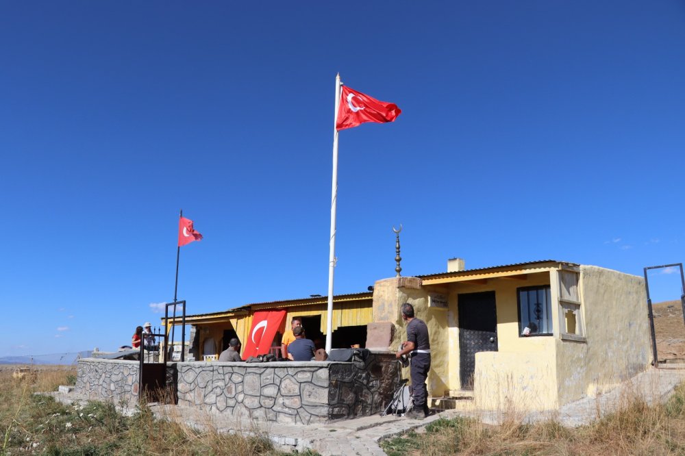 'Kimse Donmasın' Diye Allahuekber Dağı’na Barınak Yaptı