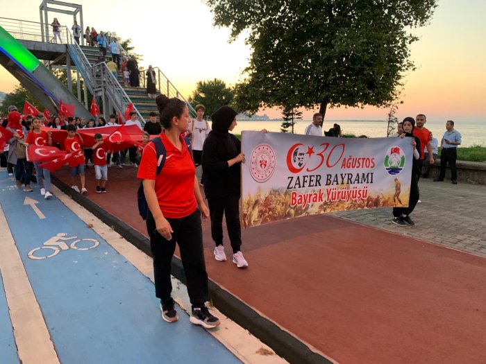 rizede-30-agustos-zafer-bayrami-bayrak-yuruyusu-ve-101-havai-fisek-gosterisi-ile-kutlandi-9669-dhaphoto2-1-001.jpg