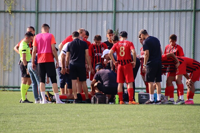 rizede-oynanan-u19-ligi-macinda-rakibiyle-carpisarak-yere-dusen-genclerbirligi-oyuncusu-bilincini-kaybedince-hastaneye-kaldirildi-2.jpg